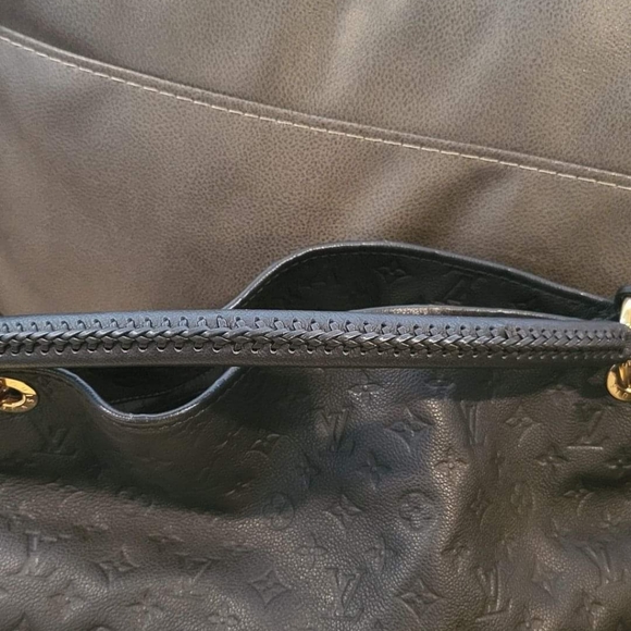 No longer my style, bag needs a new owner who can show her off! - Picture 4 of 8